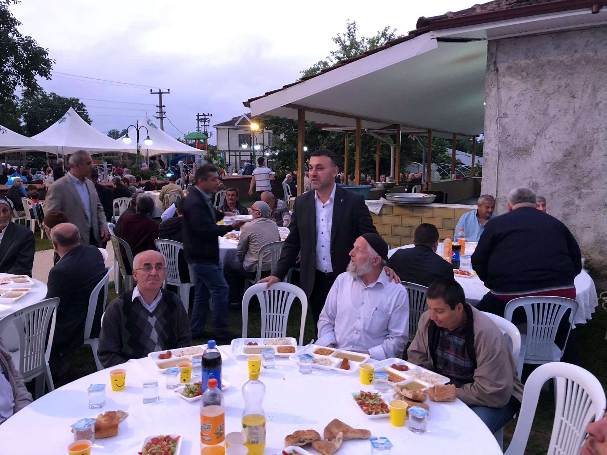 Ramazanın Bereketi Mahalle İftar Sofralarında Paylaşılıyor (Topçular Mahallesi)