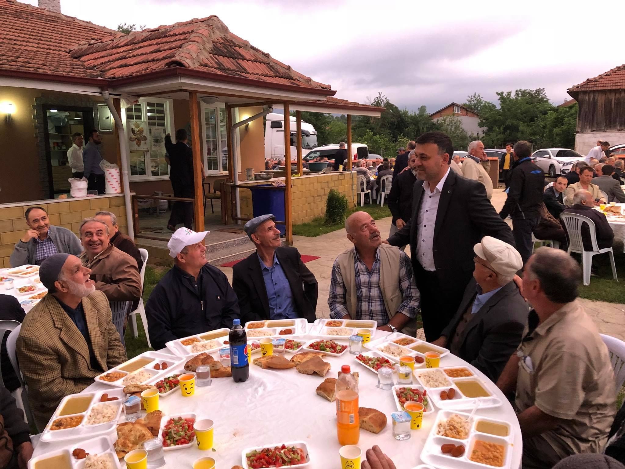 Ramazanın Bereketi Mahalle İftar Sofralarında Paylaşılıyor (Topçular Mahallesi)