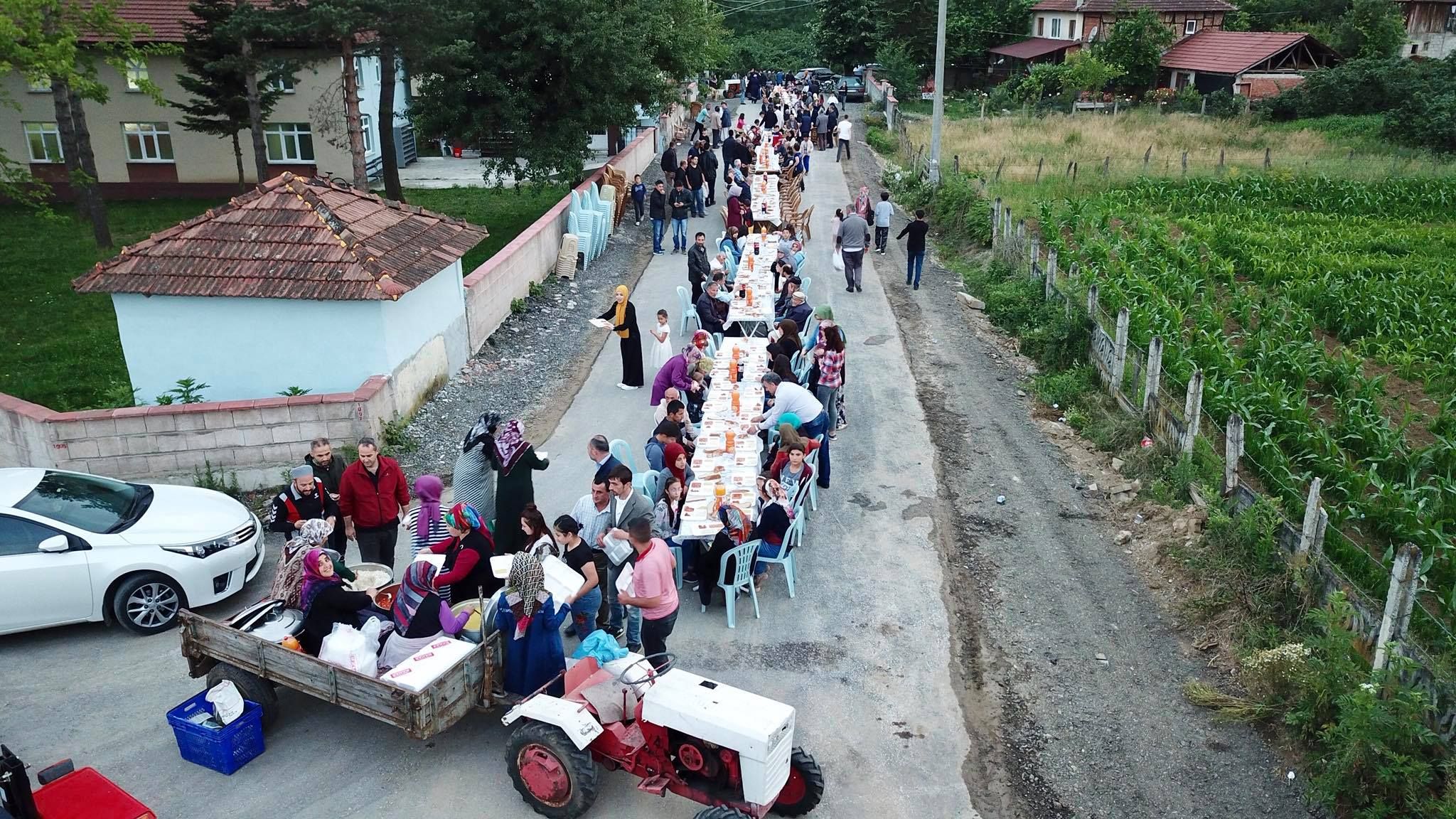 Ramazanın Bereketi Mahalle İftar Sofralarında Paylaşılıyor (Yeşiltepe Mahallesi)