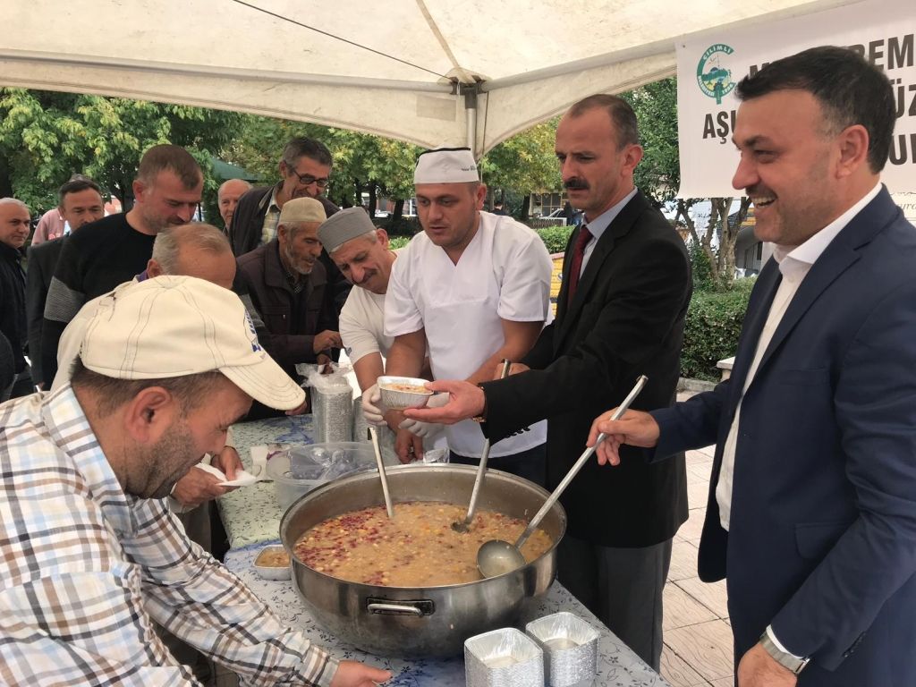 Belediyemiz Aşure Dağıttı