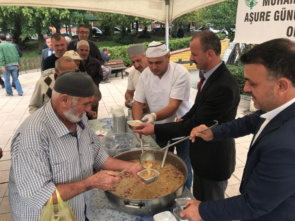 Belediyemiz Aşure Dağıttı