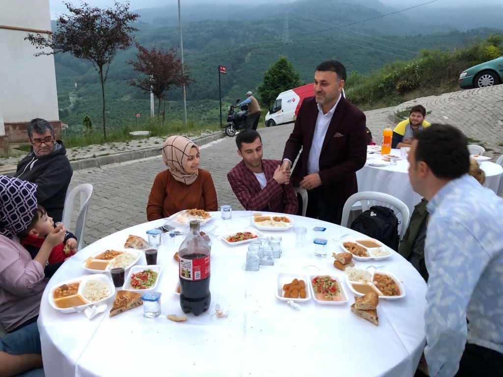 Ramazanın Bereketi Mahalle İftar Sofralarında Paylaşılıyor