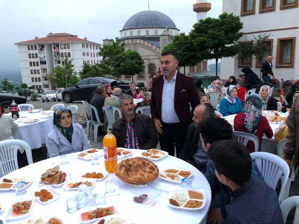 Ramazanın Bereketi Mahalle İftar Sofralarında Paylaşılıyor